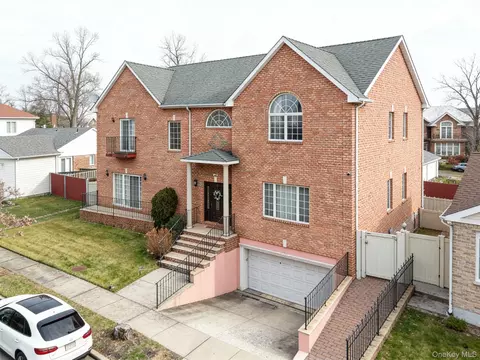 66-19 Commonwealth Blvd, Little Neck, NY 11362