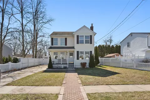254 40th St, Copiague, NY 11726