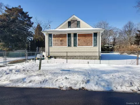 30 Franklin Ave, Mastic, NY 11950