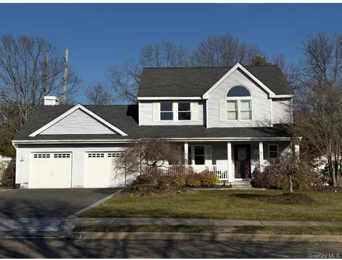 129 Bishop Ln, Holbrook, NY 11741