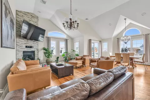 703 Neptune Blvd, Long Beach, NY 11561