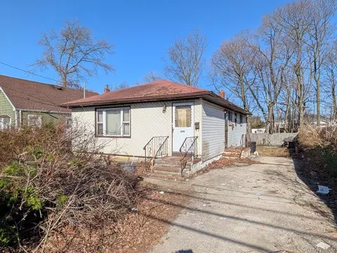 388 Vespucci Ave, Copiague, NY 11726