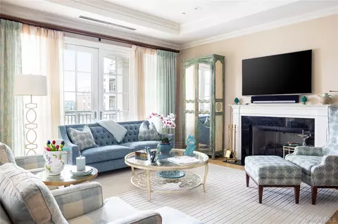 2000 Royal Ct #2101, North Hempstead, NY 11040