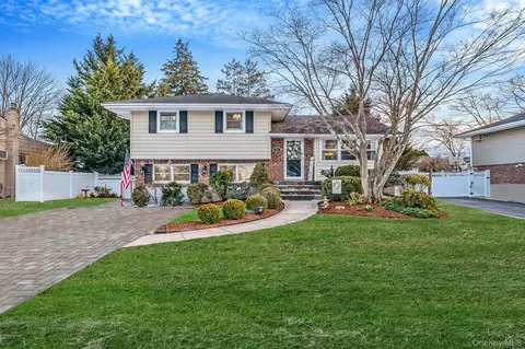 26 Whitebirch Ln, Commack, NY 11725