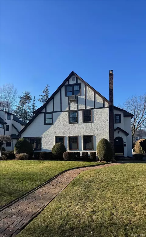 119 Chestnut St, Garden City, NY 11530