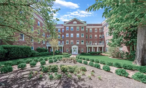 90 Knightsbridge Rd #3N, North Hempstead, NY 11021