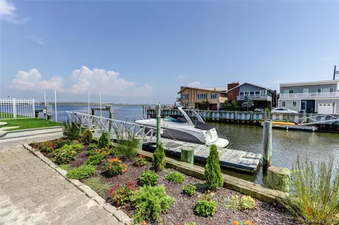 Exterior - 609 E Bay Dr, Long Beach, NY 11561 photo 2 of 8