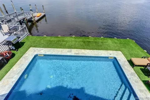 Exterior - 609 E Bay Dr, Long Beach, NY 11561 photo 4 of 8