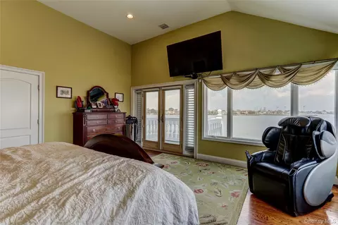Bedroom - 609 E Bay Dr, Long Beach, NY 11561 photo 2 of 2