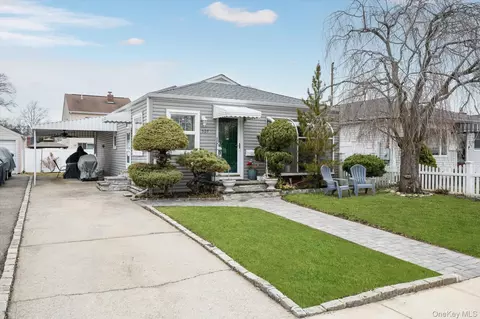 527 Willow St, Hempstead, NY 11550