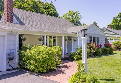 22 Braemer Rd, Setauket, NY 11733