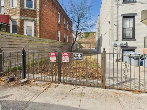 682 Hendrix St, New York, NY 11207