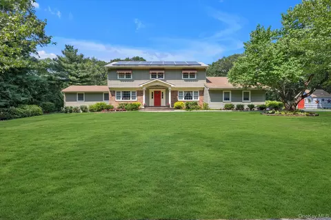 3 Melrose Ct, Dix Hills, NY 11746