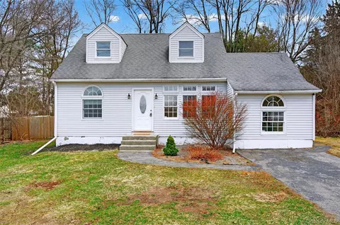 19 Cayuga Dr, Wappinger, NY 12590