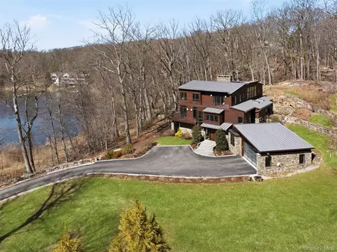 2 Lakeridge Dr, North Castle, NY 10504