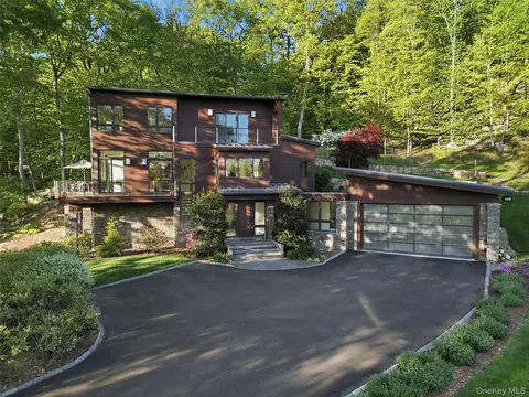 2 Lakeridge Dr, North Castle, NY 10504
