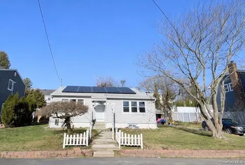 2 Margaret Ln, Huntington, NY 11743