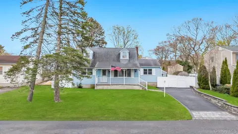 8 Lama Dr, Shirley, NY 11967