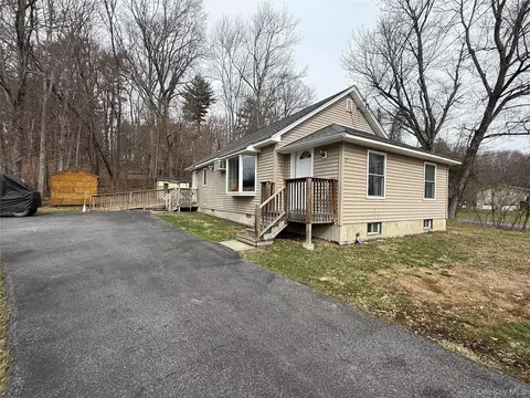 27 Hardenburg Rd, Crawford, NY 12566