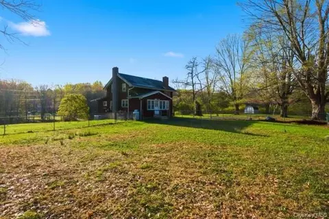 32 Heinsman Ln, Wallkill, NY 12589