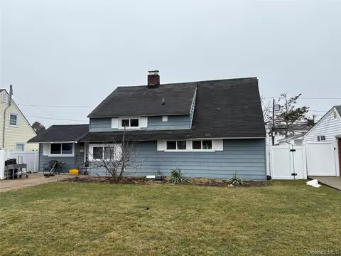 70 Abbey Ln, Levittown, NY 11756