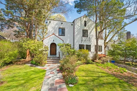 40 Lookout Cir, Larchmont, NY 10538