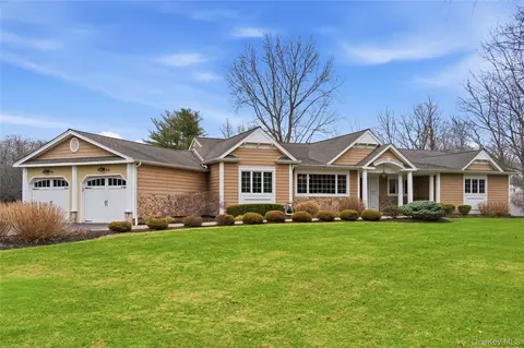 23 Astro Pl, Dix Hills, NY 11746