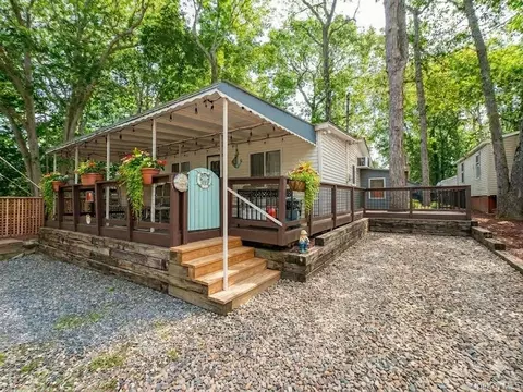 15 Cottage Rd, Calverton, NY 11933