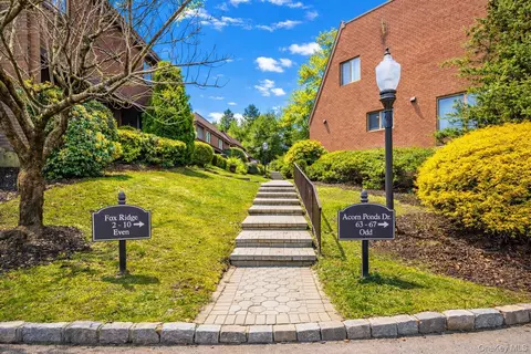 63 Acorn Ponds Dr, North Hempstead, NY 11576