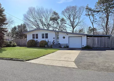 32 Dennis Dr, Lake Ronkonkoma, NY 11779