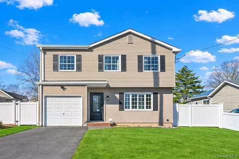 214 Woodycrest Dr, Holtsville, NY 11742