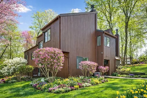 4 Aspen Ct, Highland Mills, NY 10930