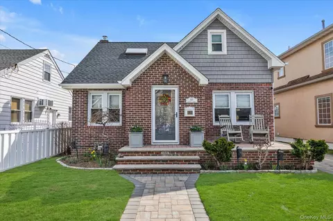 163 Hoffman St, Franklin Square, NY 11010