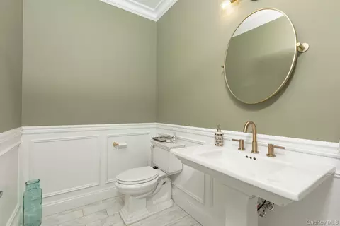 Bath - 5 Rosebud Ln, Babylon, NY 11702 photo 3 of 4