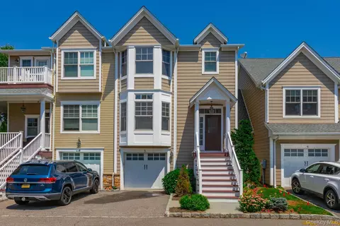 5 Rosebud Ln, Babylon, NY 11702