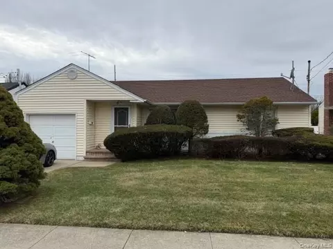 121 Farnum Blvd, Franklin Square, NY 11010