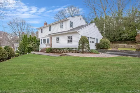7 Spruce Ct, Huntington, NY 11743