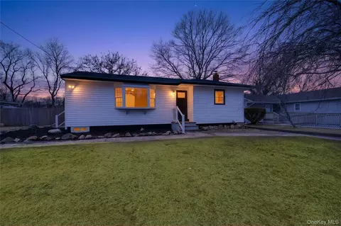 34 Propose Rd, Shirley, NY 11967
