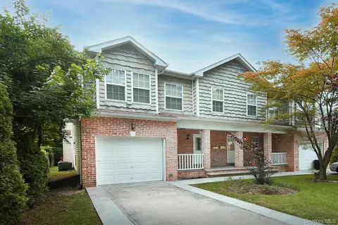 34 Dunes Ln, North Hempstead, NY 11050