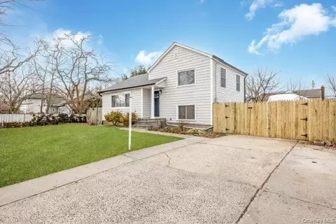 70 E Minerva Rd, Lindenhurst, NY 11757