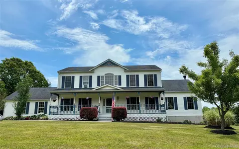 24 Sesame St, Rock Tavern, NY 12575