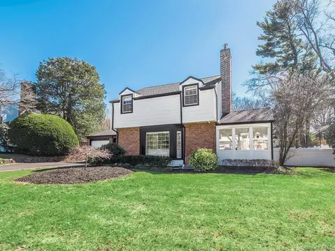 2 Plymouth Rd, North Hempstead, NY 11050