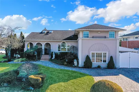 646 Kildare Cres, Seaford, NY 11783