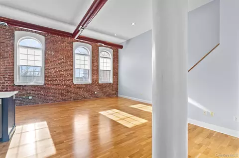Living - 200 School House Rd #4E, Peekskill, NY 10566 photo 2 of 5