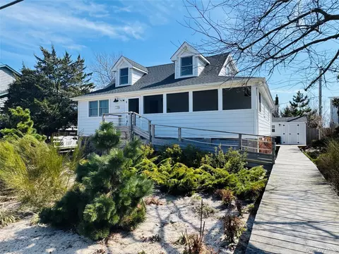 106 Oak Beach Rd, Babylon, NY 11702
