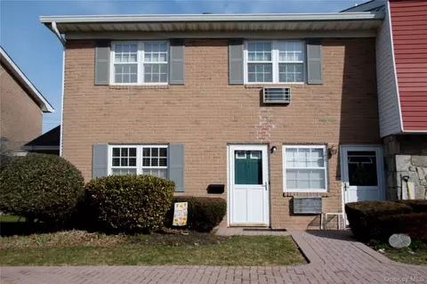 18 Springwood Dr #A, North Babylon, NY 11703