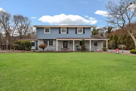 32 Branch Dr, Smithtown, NY 11787