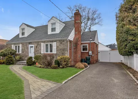 87 Powell Ave, Merrick, NY 11566