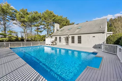 39 Tanners Neck Ln, Westhampton, NY 11977