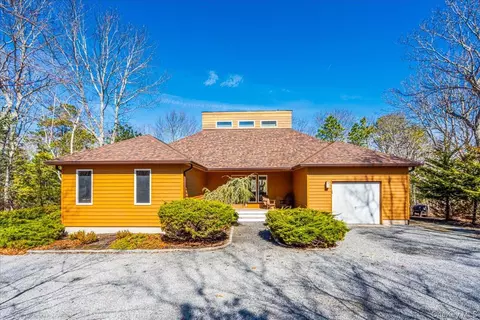24 Tanglewood Trl, Hampton Bays, NY 11946